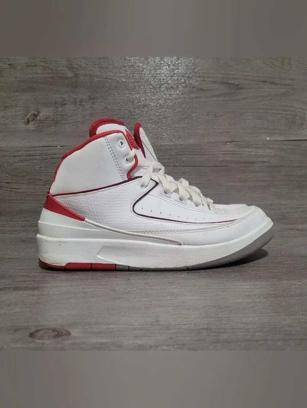 Jordan Retro 2 Chicago Youth Size 5y White Red Shoes